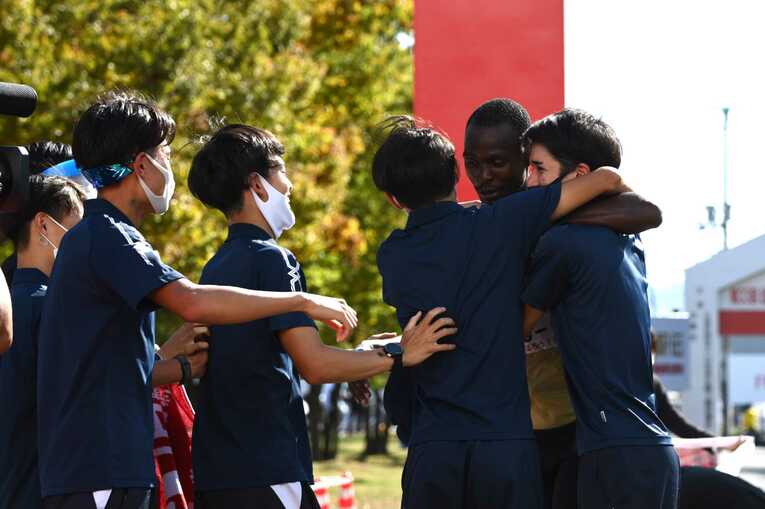 ゴールしたヴィンセントに駆け寄る東国大のチームメイトたち　©Nanae Suzuki