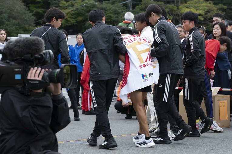 無念そうに引き上げる上原　©Tadashi Hosoda