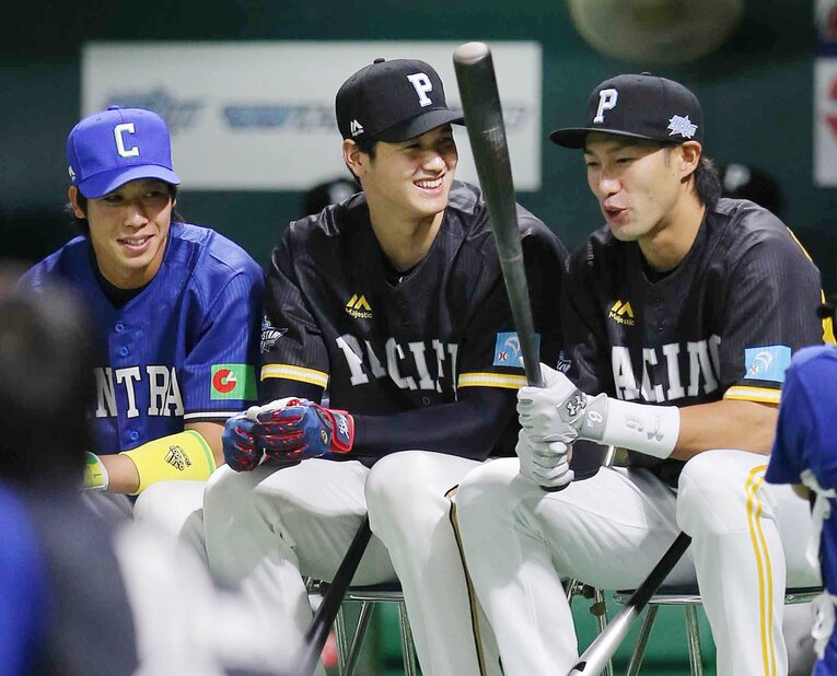 2016年のオールスターで共にホームラン競争に出場した山田（左）、柳田（右）と交流する大谷　©︎JIJI PRESS