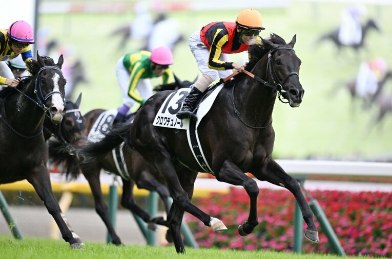 堂々たる横綱相撲で後続を振り切り、日本ダービーを制したクロワデュノール。鞍上・北村友一とともに皐月賞の雪辱を果たした ／ photograph by Keiji Ishikawa