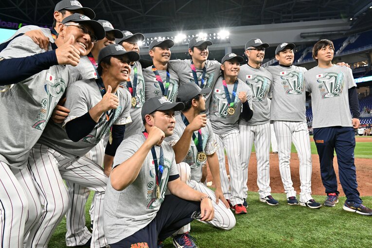 優勝決定後に、日本ハムに縁のある選手たちで撮った集合写真（伊藤は右から４人目、近藤は後列左から３人目）　©︎Naoya Sanuki