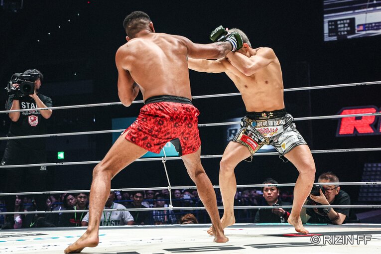 秋元強真vs.パッチー・ミックス　©RIZIN FF
