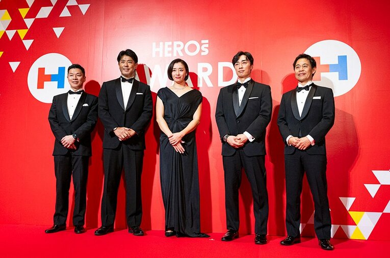 「HEROs AWARD 2023」の受賞者。左から荒井daze善正氏、北海道日本ハムファイターズの稲葉篤紀氏、伊藤華英氏、和田毅氏、アディダス ジャパンの山本健氏 ／ photograph by Tomosuke Imai