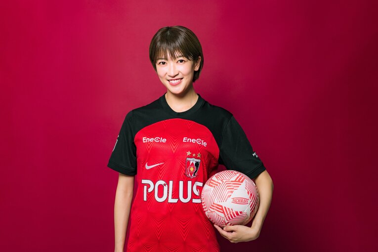 眞嶋さんの大好きな浦和レッズのユニ姿で「選手紹介風ポートレート」 ©Kiichi Matsumoto