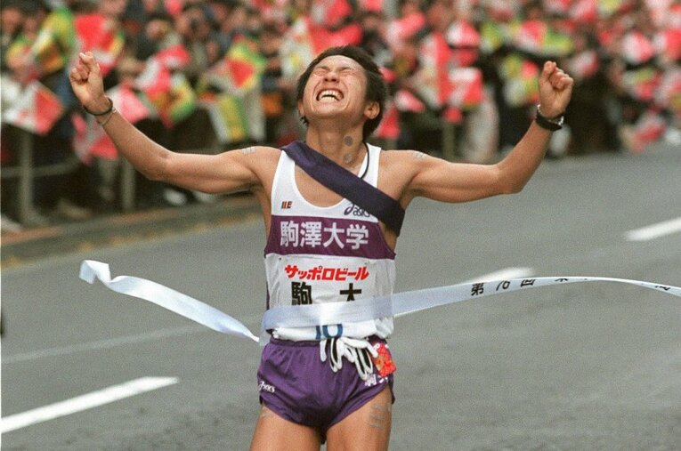 2000年の箱根駅伝。初優勝を決め、ガッツポーズでゴールする駒大アンカーの高橋正仁 ／ photograph by JIJI PRESS