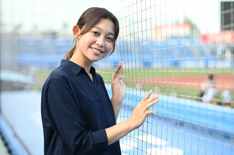 フジテレビのスポーツニュース番組『S-PARK』のフィールドキャスターを務める松﨑涼佳アナウンサー。陸上競技に没頭した学生時代からアナウンサーを目指すまでを率直に語った ／ photograph by Naoya Sanuki