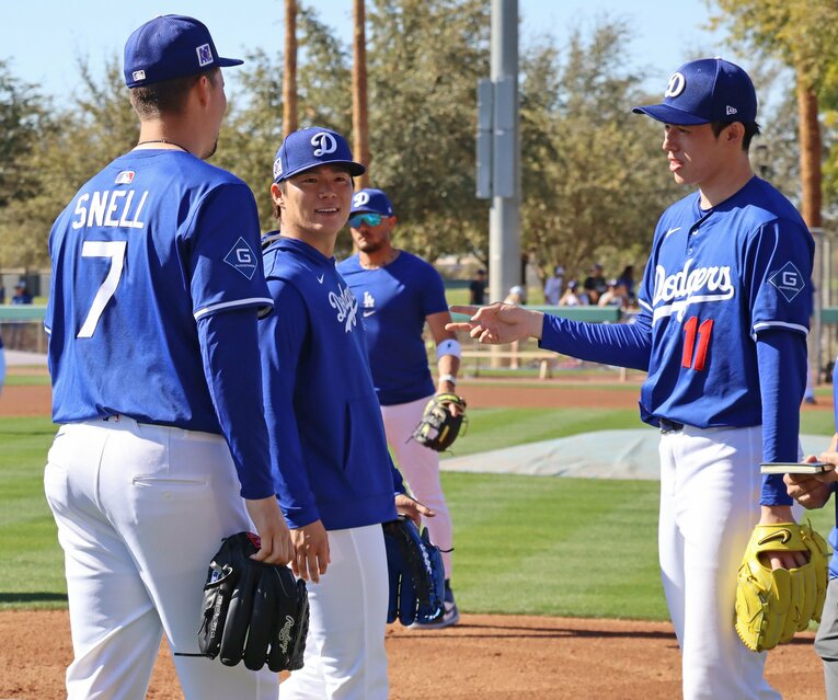 佐々木朗希とも会話する山本由伸、スネルの2人　©JIJI PRESS