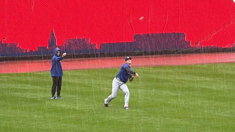 ナショナルズ戦を前に、雨の中でトレーニングに励む大谷。この後、8歳の野球少年に心温まるファンサービスを…（写真は右に続きます）　©Naoyuki Yanagihara