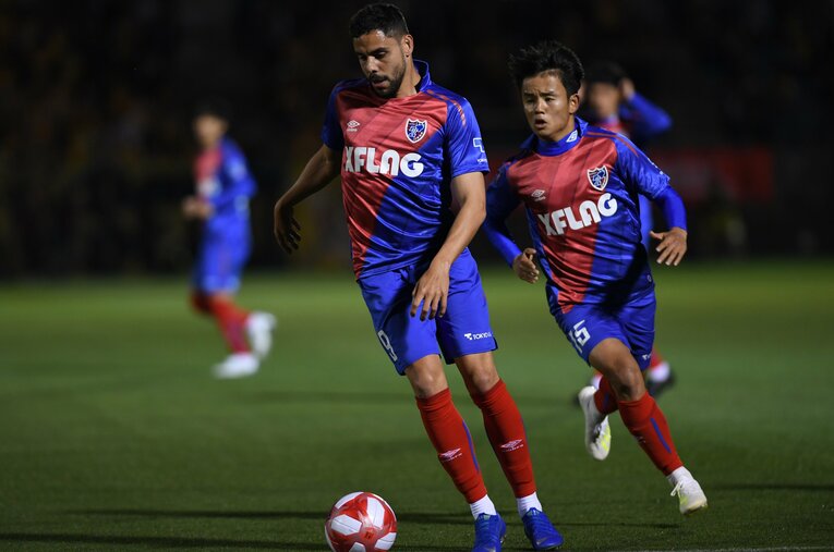 2018年、FC東京でともにプレーしたディエゴ・オリヴェイラと久保建英　©Masashi Hara/Getty Images