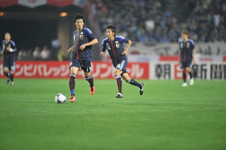 2012年5月、アゼルバイジャン戦でともにプレーする宮市亮と中村憲剛氏　©Miki Fukano