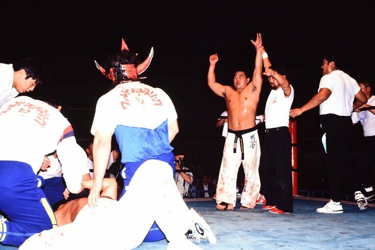 1990年10月、新日本プロレスのリングで空手着を返り血で染める