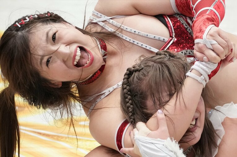 桜井麻衣を絞め上げる青野未来。9月14日、後楽園ホール　©Masashi Hara