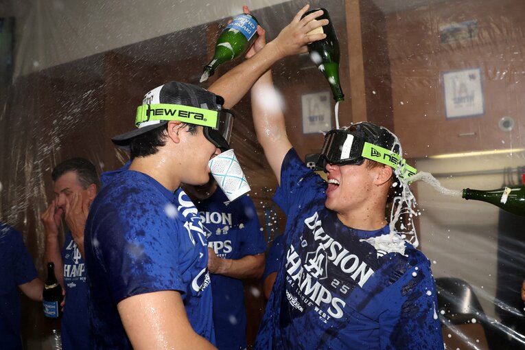 【ドジャースのテレビに映らない名場面】シャンパンファイトでの大谷と山本（写真はまだまだ続きます）　©Getty Images