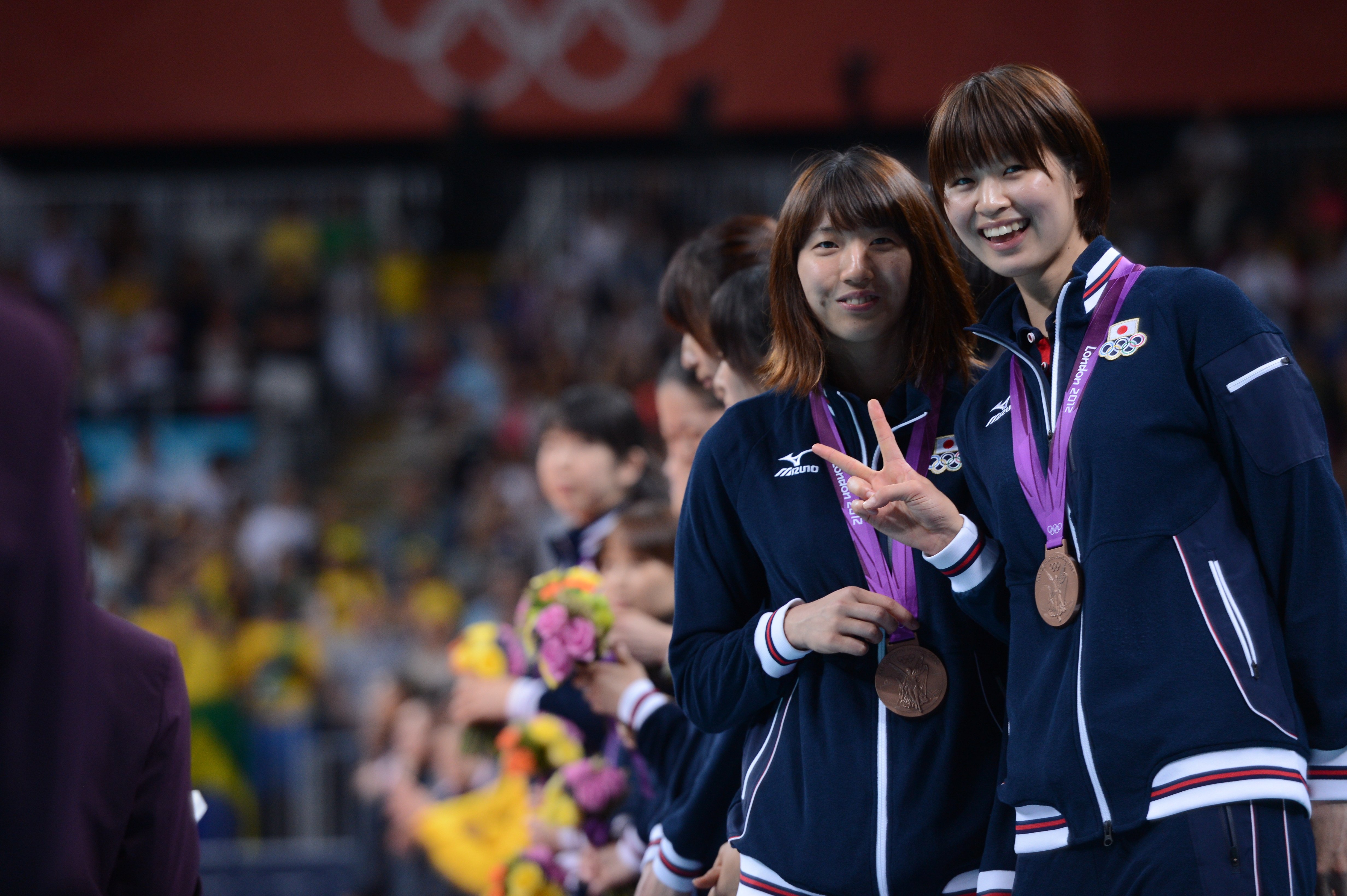 ロンドン五輪の表彰式で江畑幸子（左）とポーズをとる木村沙織　©︎JMPA