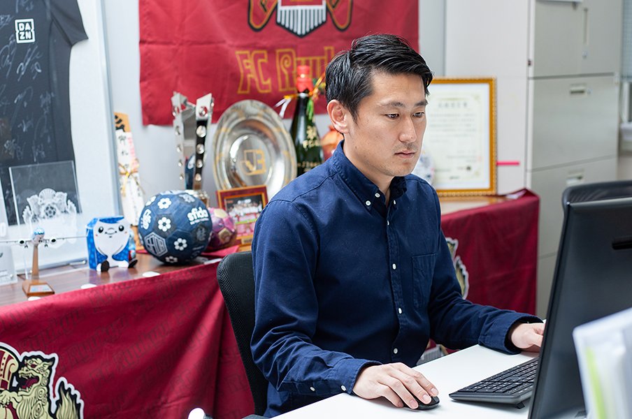 初J2・FC琉球の「新戦力」として。三上昴さんが池田純氏から学んだこと。<Number Web> photograph by Sports Graphic Number