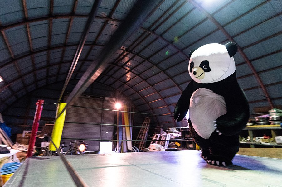 “3メートルのパンダ”に会いたくて！「新根室プロレス」本拠地を訪ねた。＜Number Web＞ photograph by Shiro Miyake
