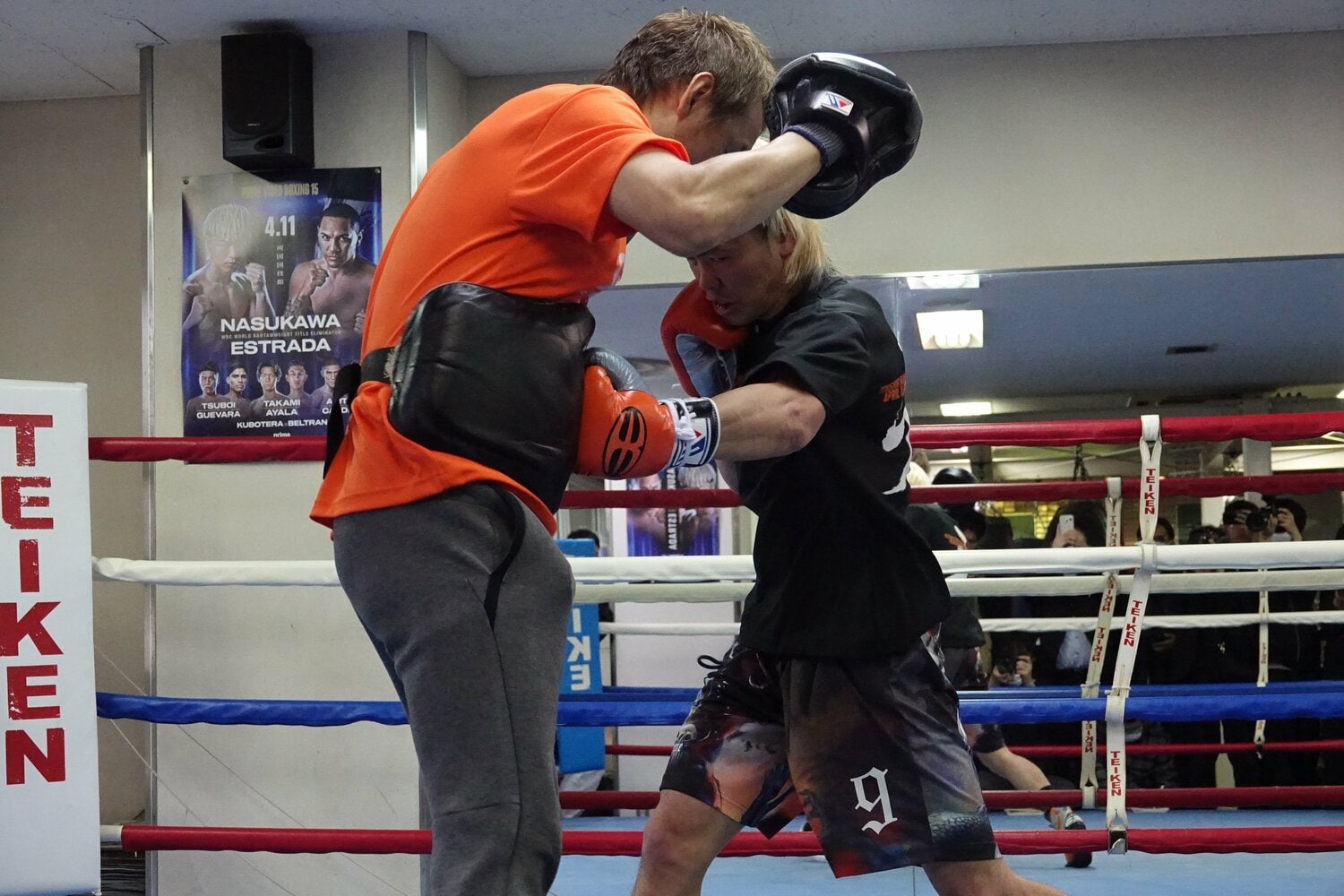 公開練習でミットを持つ葛西裕一トレーナーに左ボディを放つ那須川天心　©Koji Fuse