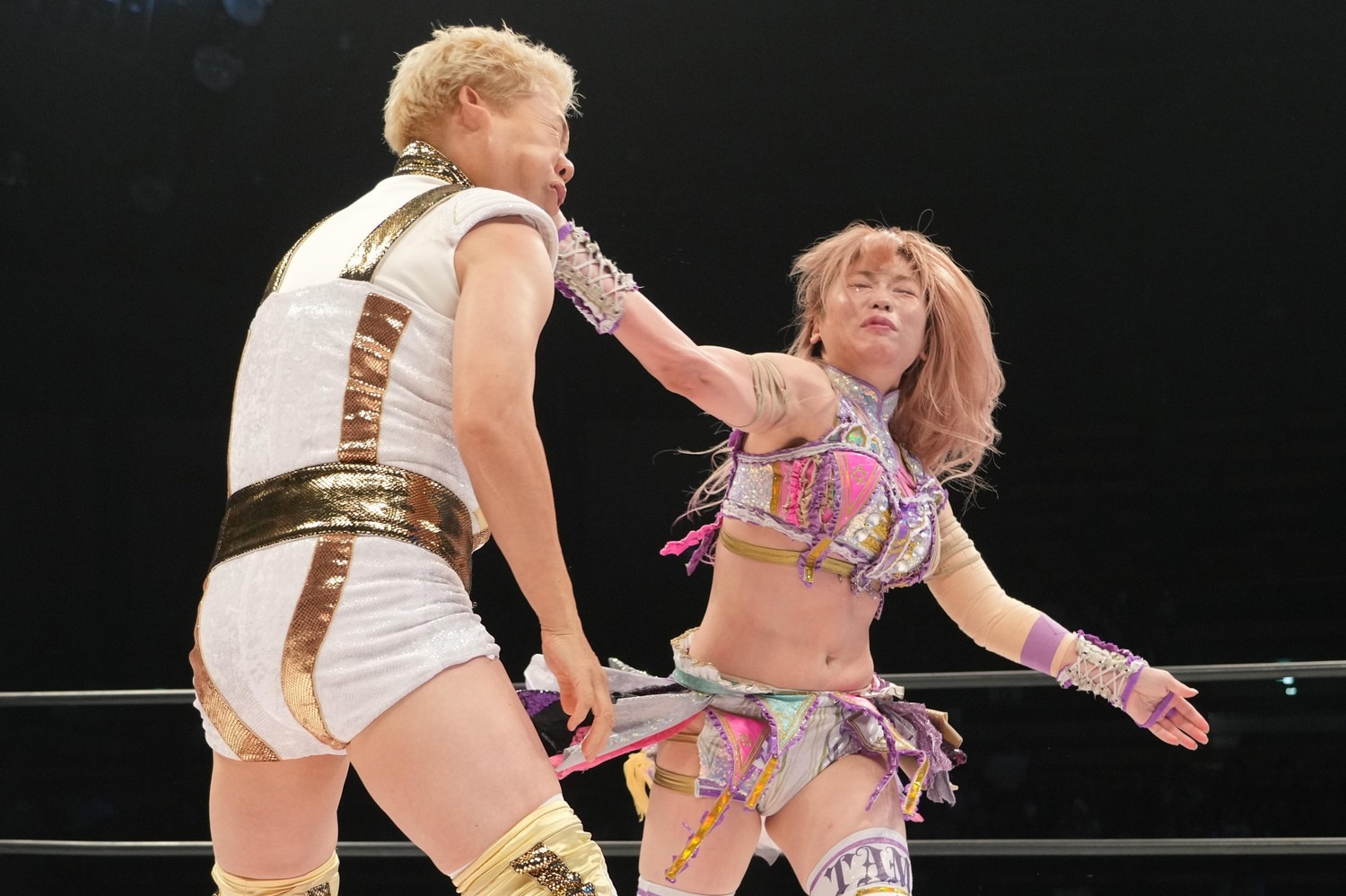 何度も張り手を繰り出したたむ。神取はそれを真っ向から受けた ©Essei Hara