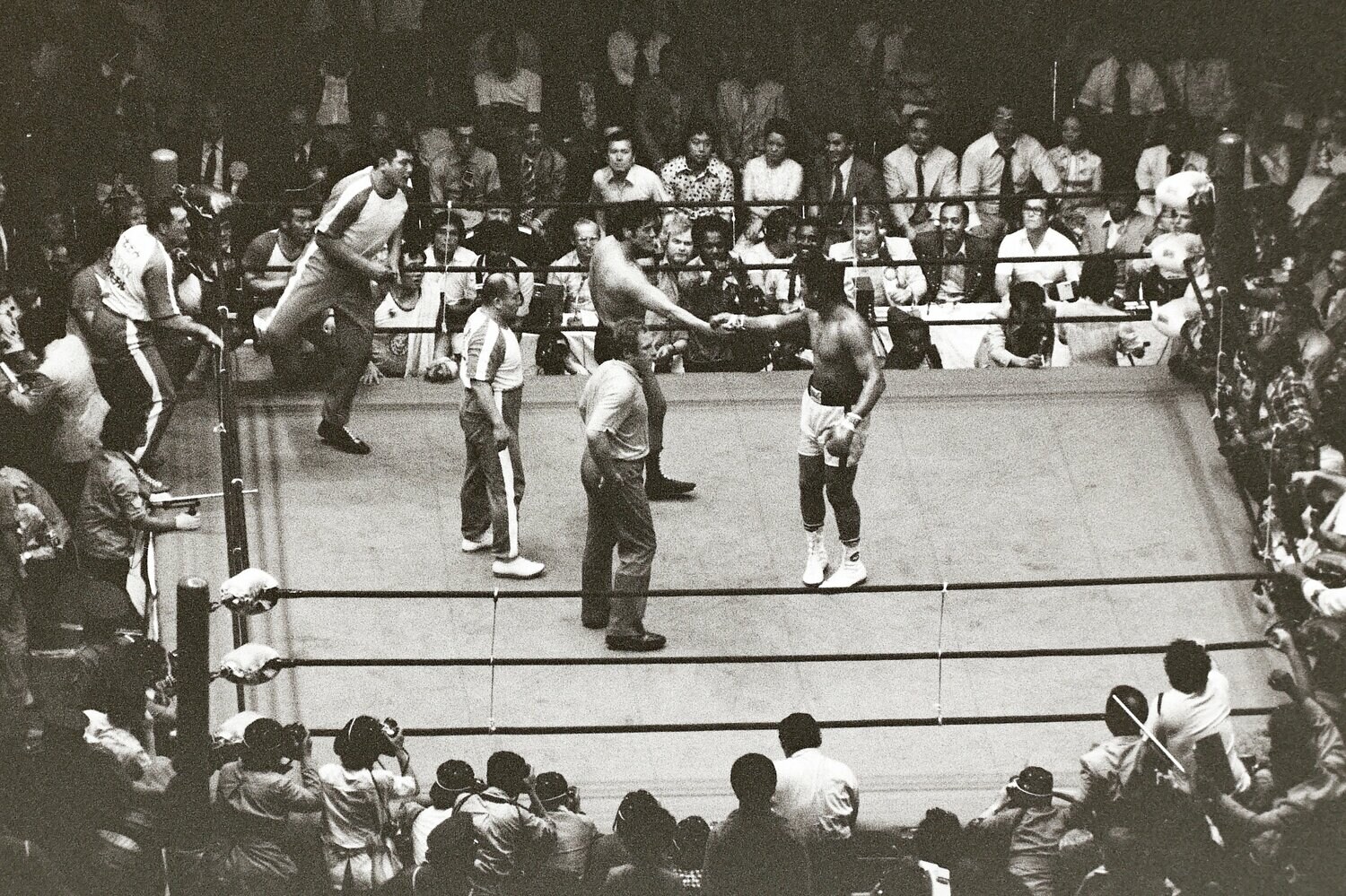 試合後、お互いを認め合うように拳を合わせる猪木とアリ