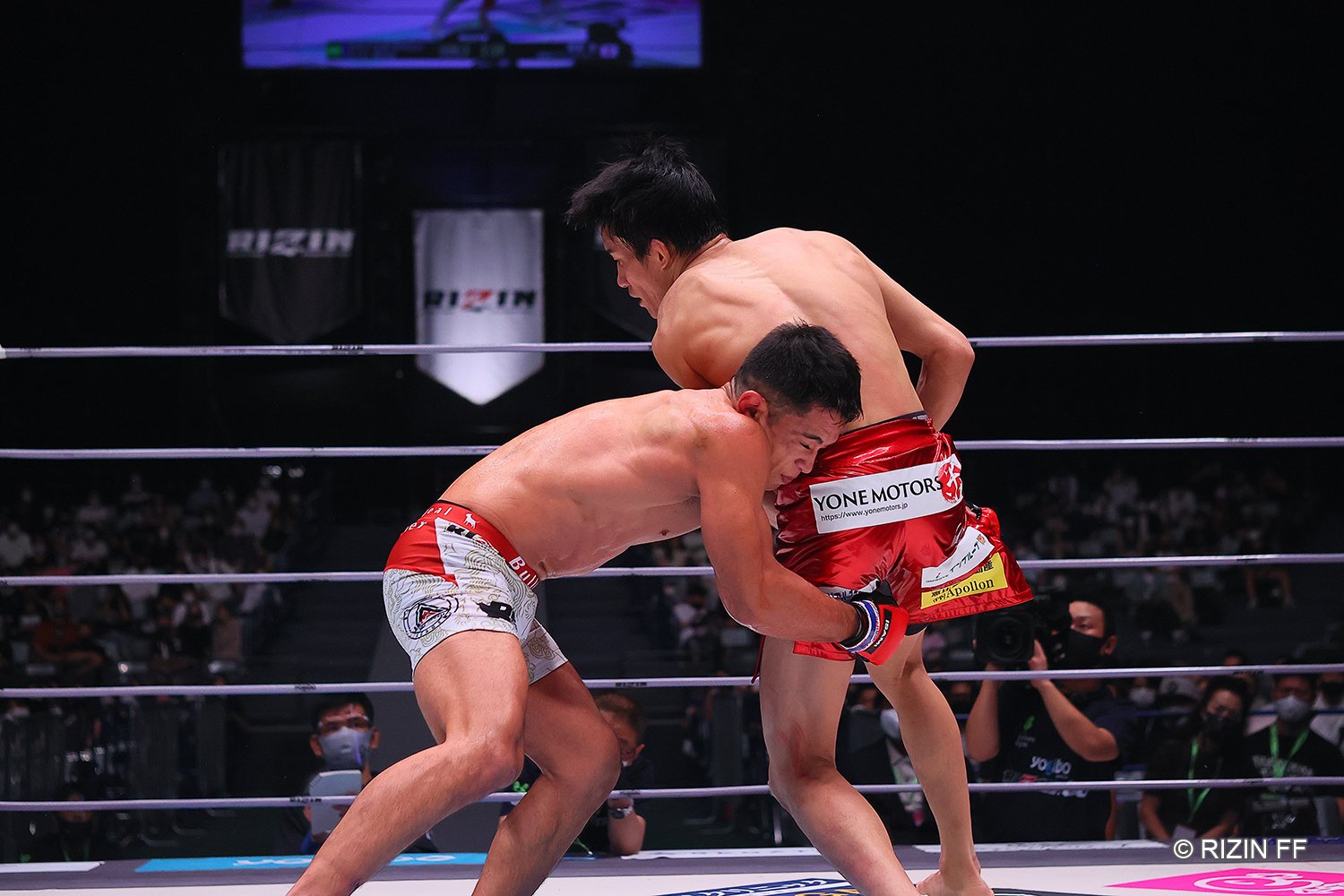 グラウンドに持ち込もうとするヤマニハ　©RIZIN FF