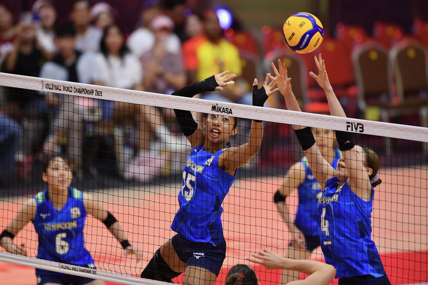 日本代表ではミドルブロッカーとして定着した宮部（左）©︎Vachira Vachira/NurPhoto via Getty Images