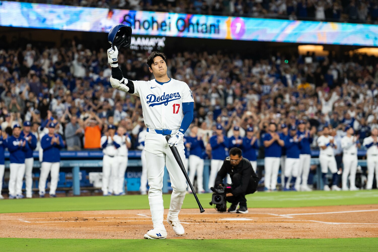 「50-50」達成翌日の9月20日、ファンや同僚から祝福を受ける大谷翔平 ©Getty Images