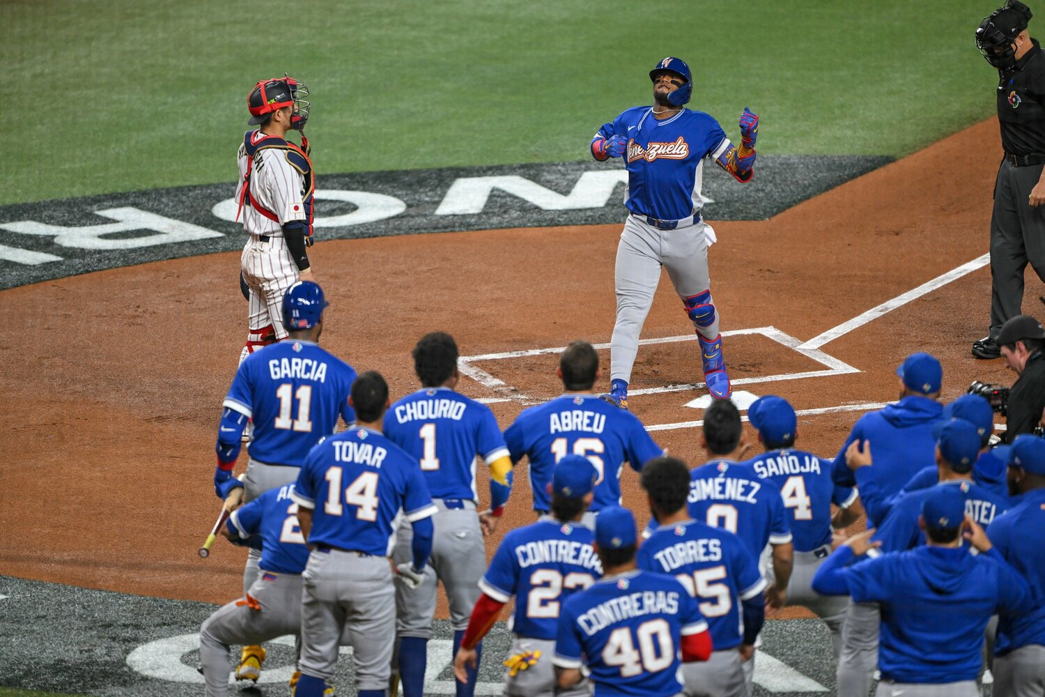 初回、甘く入ったフォーシームをとらえて先頭弾を放ったアクーニャ ©Nanae Suzuki