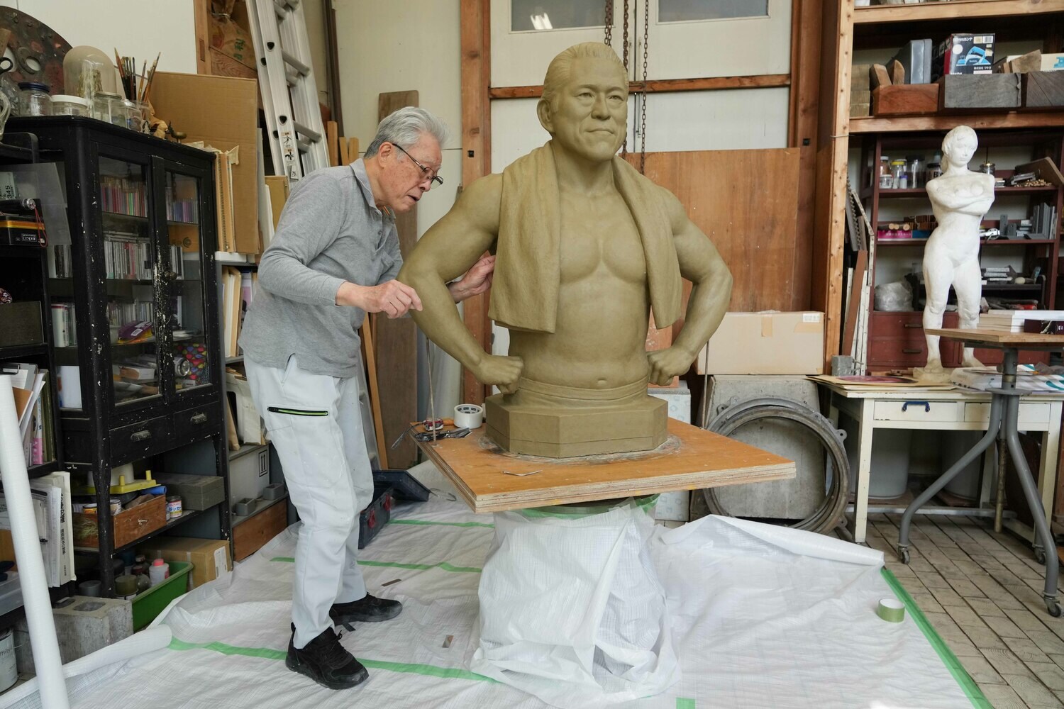 5月11日、彫刻家の北井博文さんのアトリエで作業を始めた石膏師の井野雅文さん