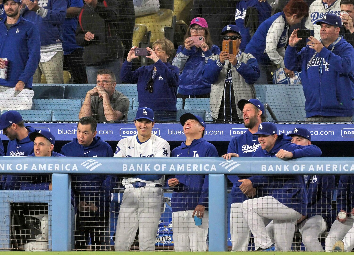 常勝を求められる中でも笑顔にあふれる。ベンチの雰囲気はドジャースの強さを象徴する　©JIJI PRESS