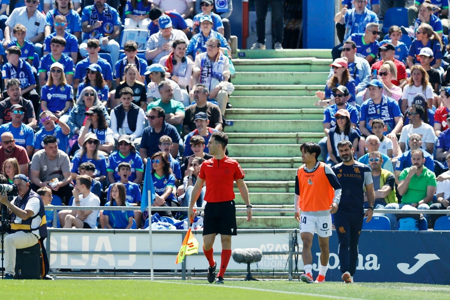 ピッチサイドでの“意外と見られない久保と副審”のトーク