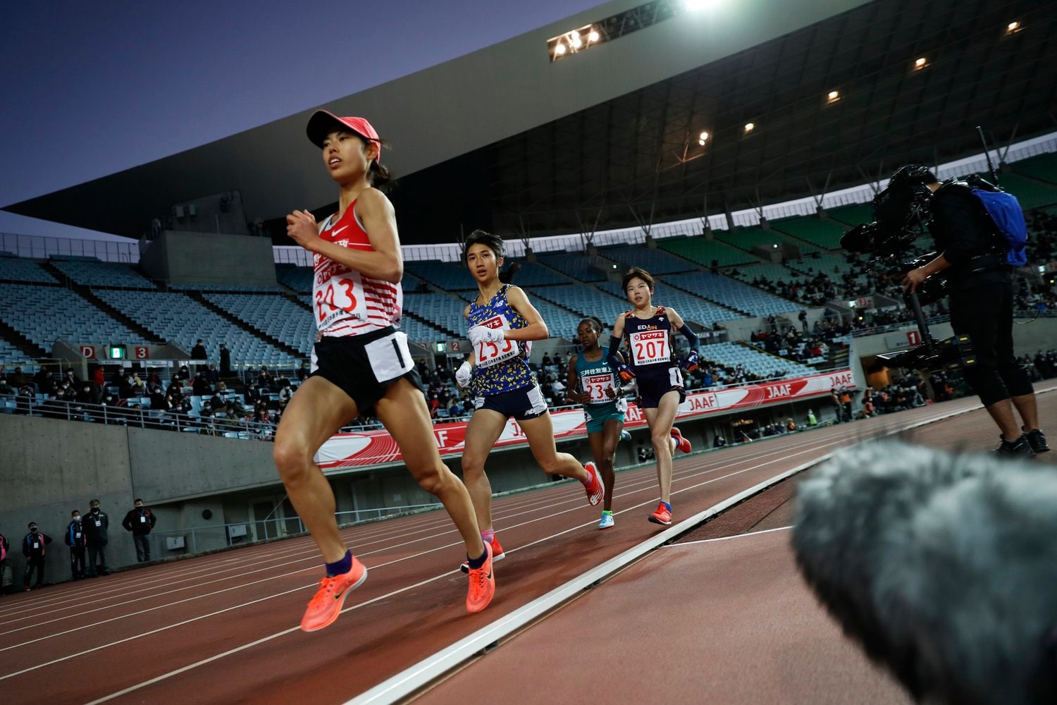 スタートから攻めの走りでレースを引っ張っていた 廣中瑠梨佳選手　©Takao Fujita