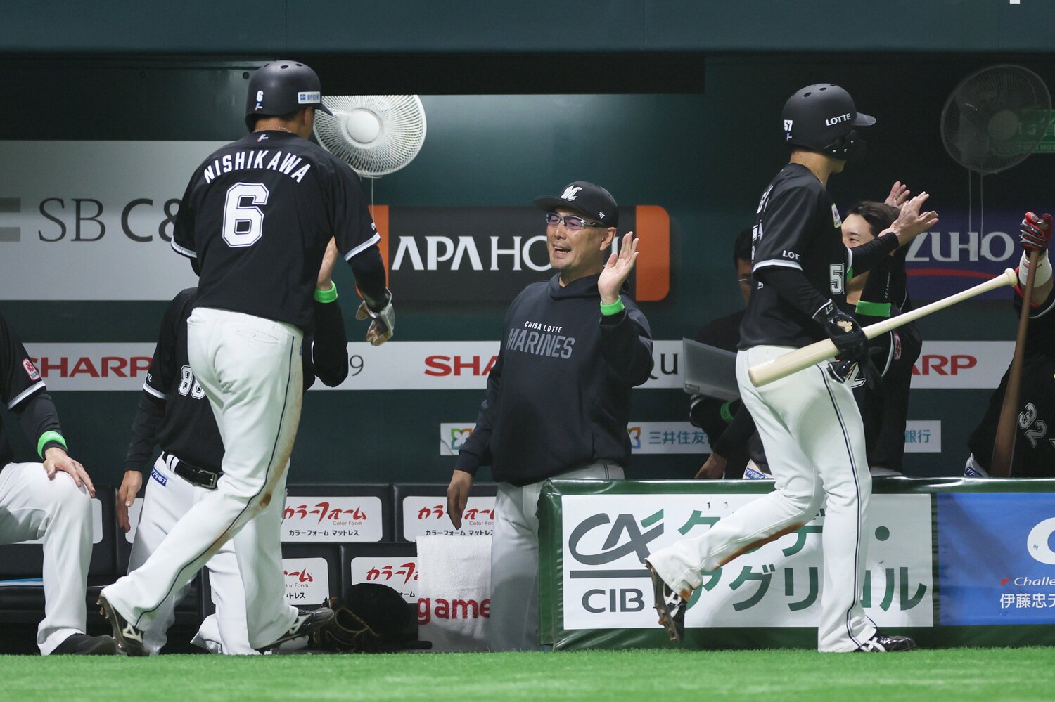 西川史礁（左）らを迎えるロッテの吉井理人監督　©︎JIJI PRESS