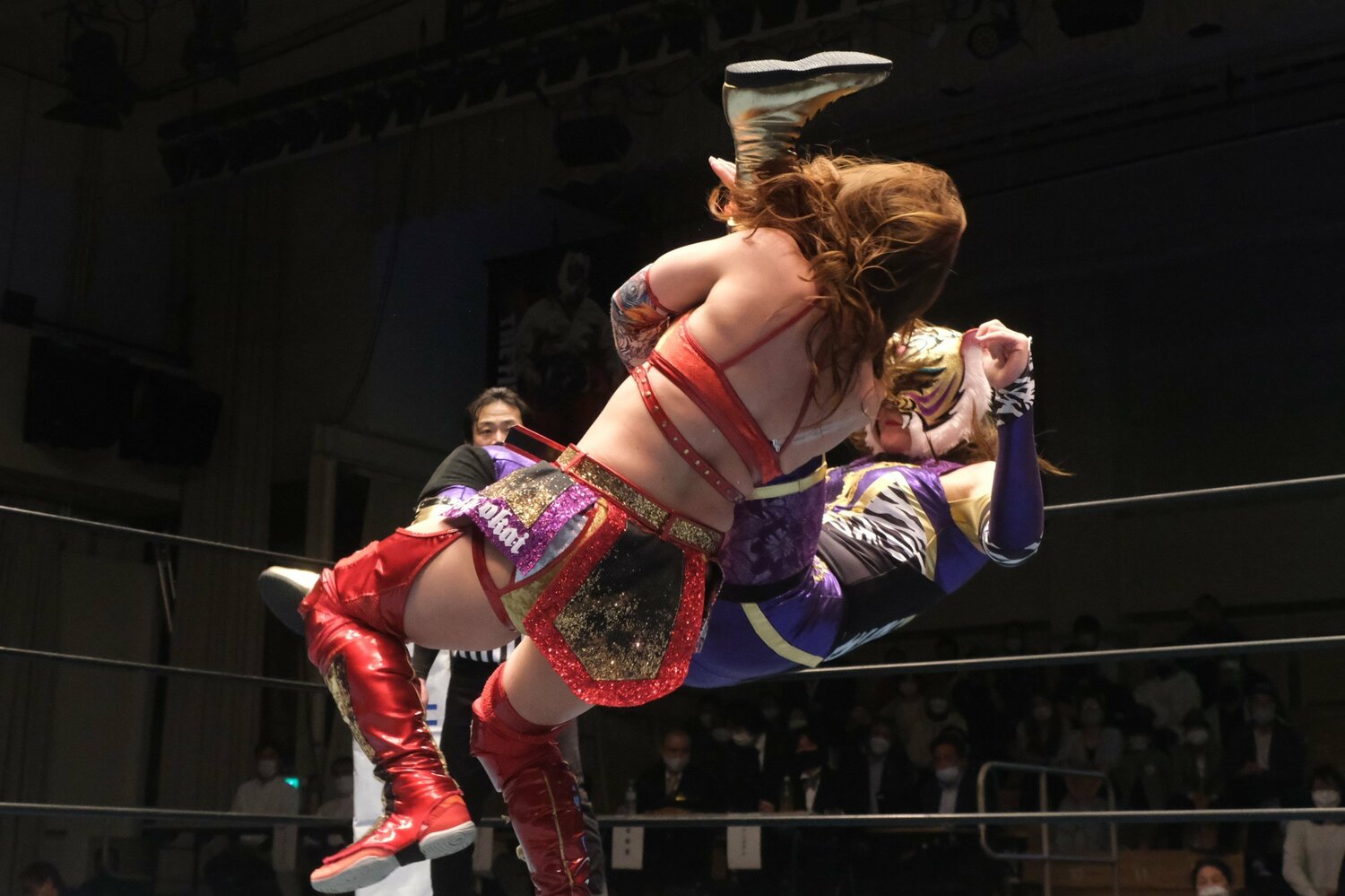 フィニッシュは“必殺技”ではなく、フライング・ニールキックだった