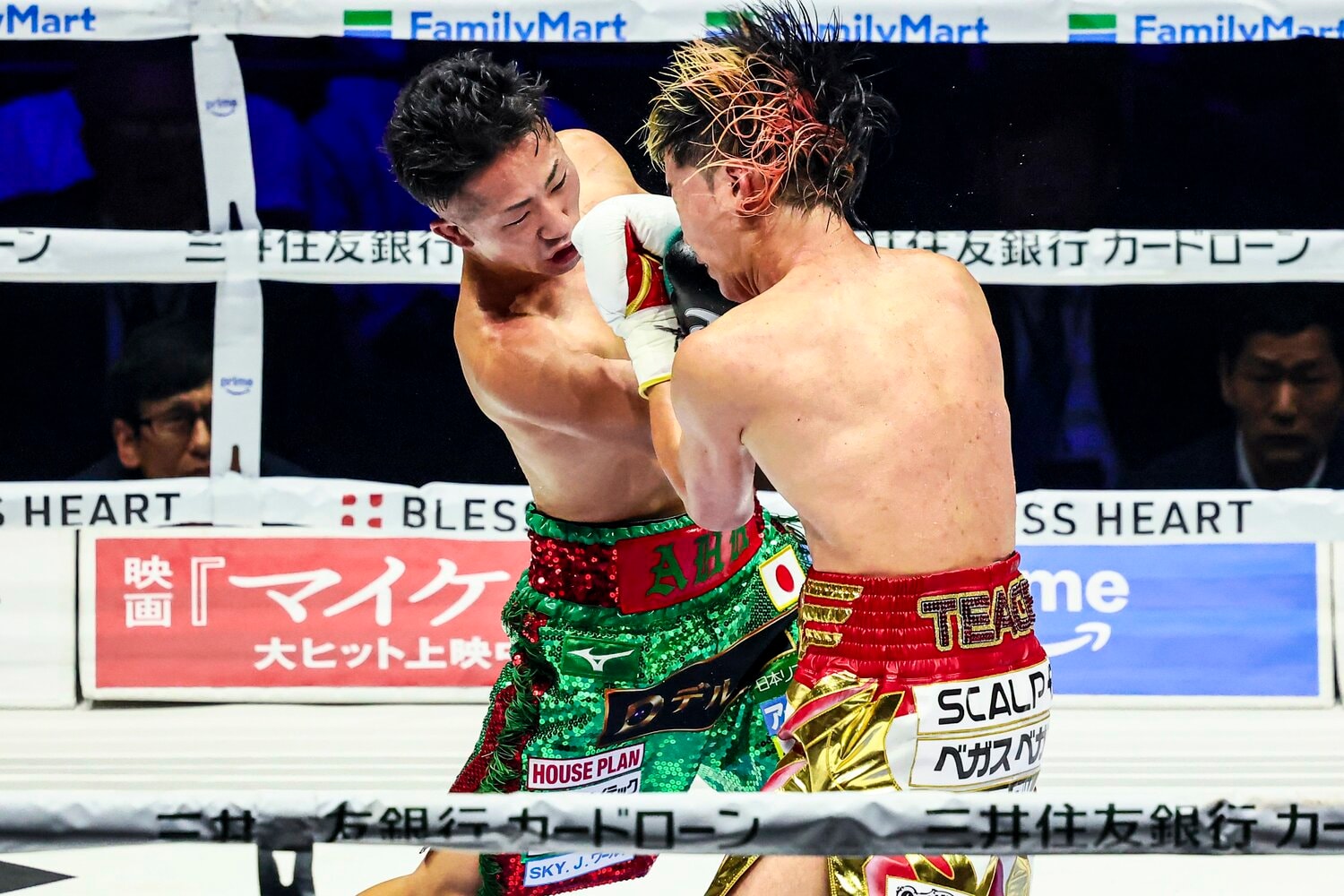 井上拓真の右アッパーが那須川天心の顔面をとらえた瞬間の連続写真(2枚目) ©Susumu Nagao