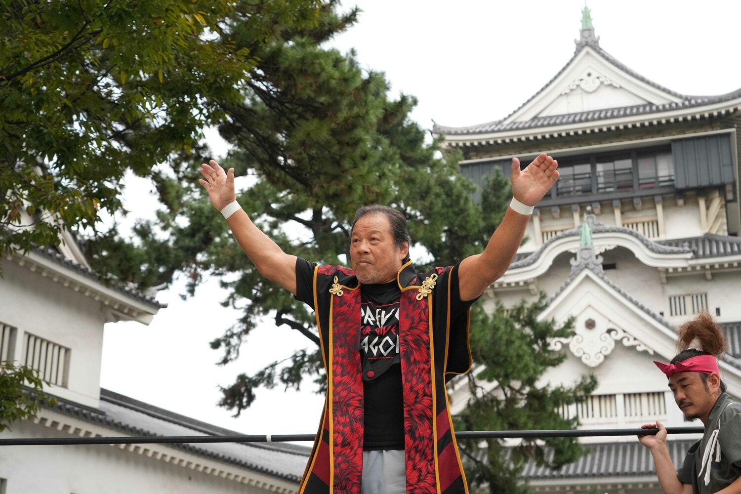 ファンの声援に応える“小倉城名誉城主”の藤波辰爾　©Essei Hara