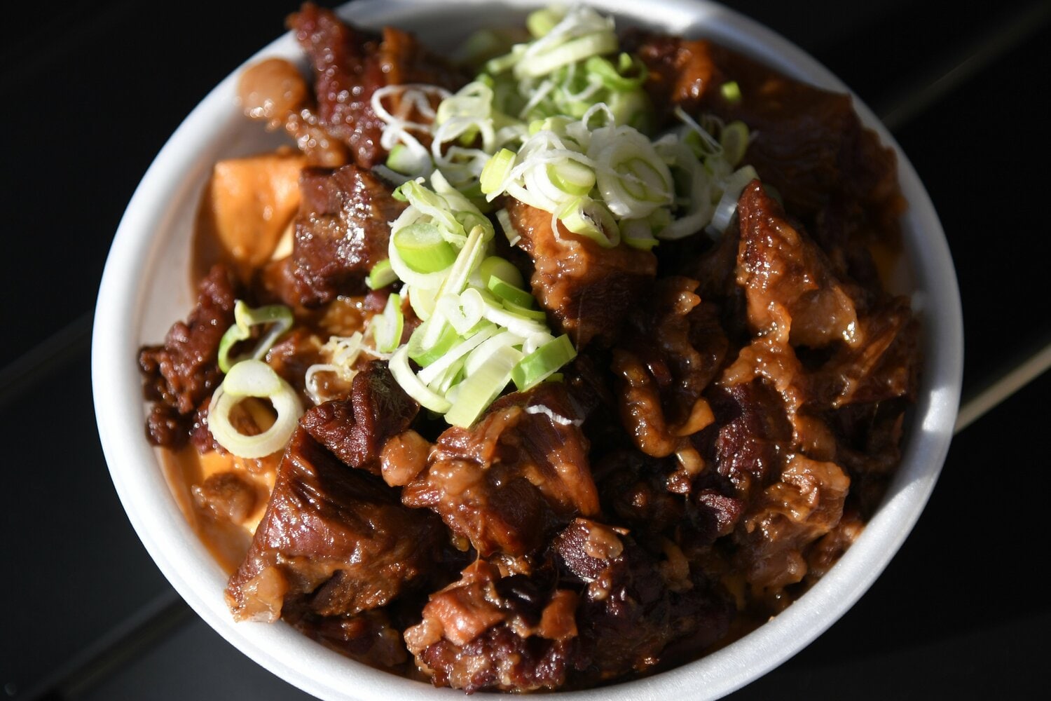 ボリューム満点のハラミメシ。柔らかく煮込まれたハラミは絶品だ