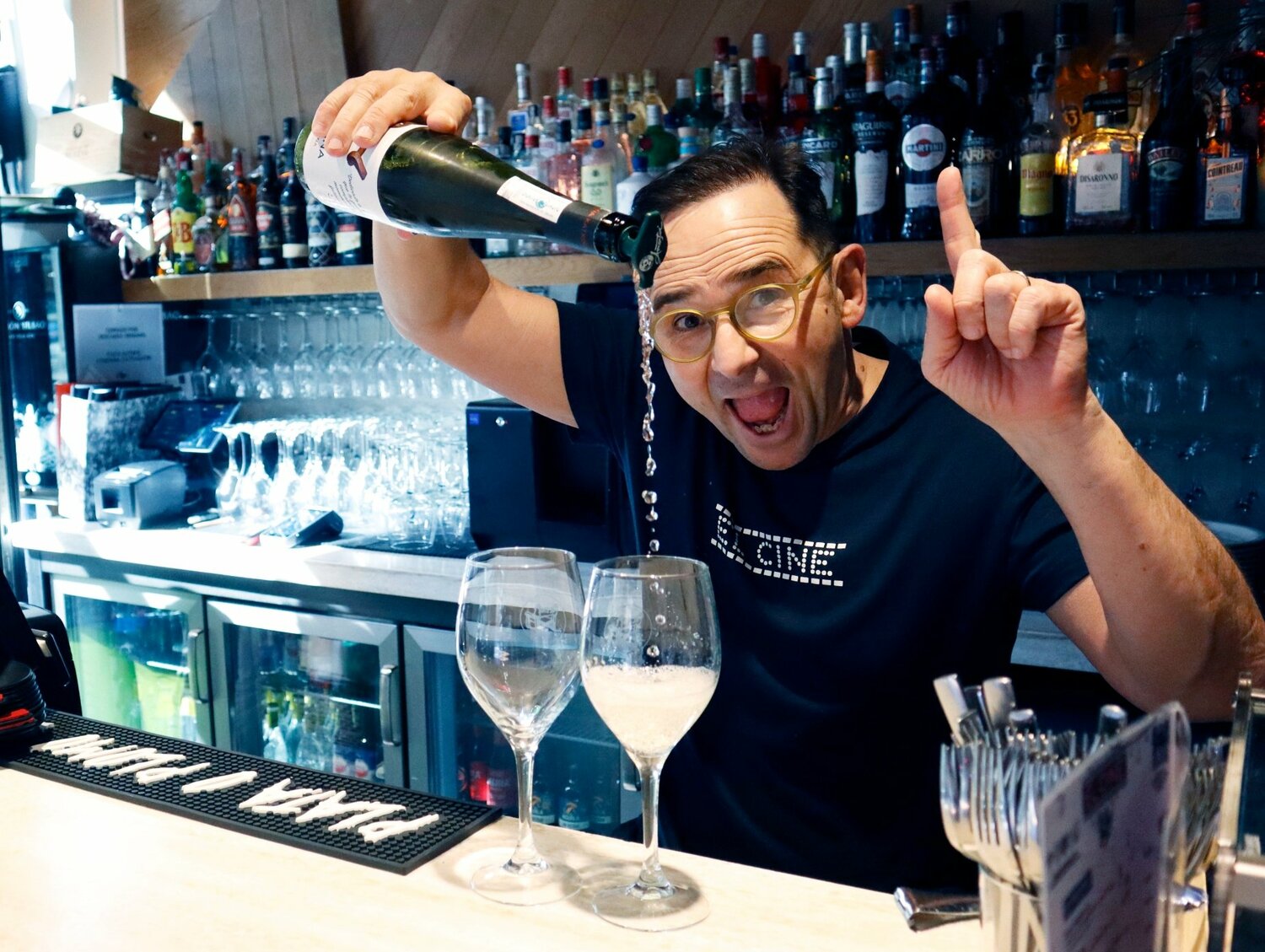 サンセバスチャン名物の「チャコリ」を注ぐ店主さん。なんともまた良い表情