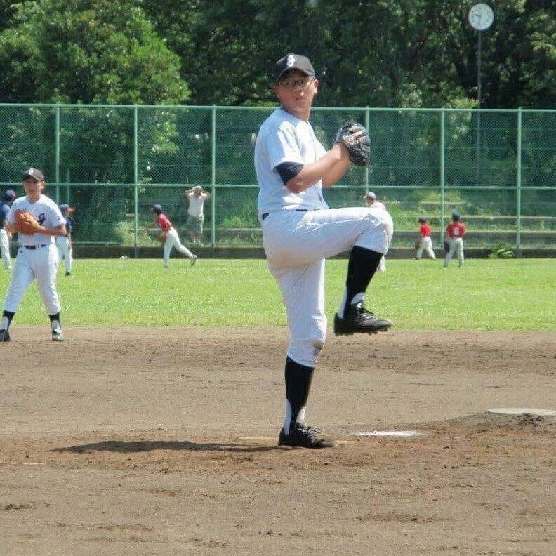 写真は中学ボーイズ時代の佐藤。MAX130キロの大型サウスポー、打っては4番だった