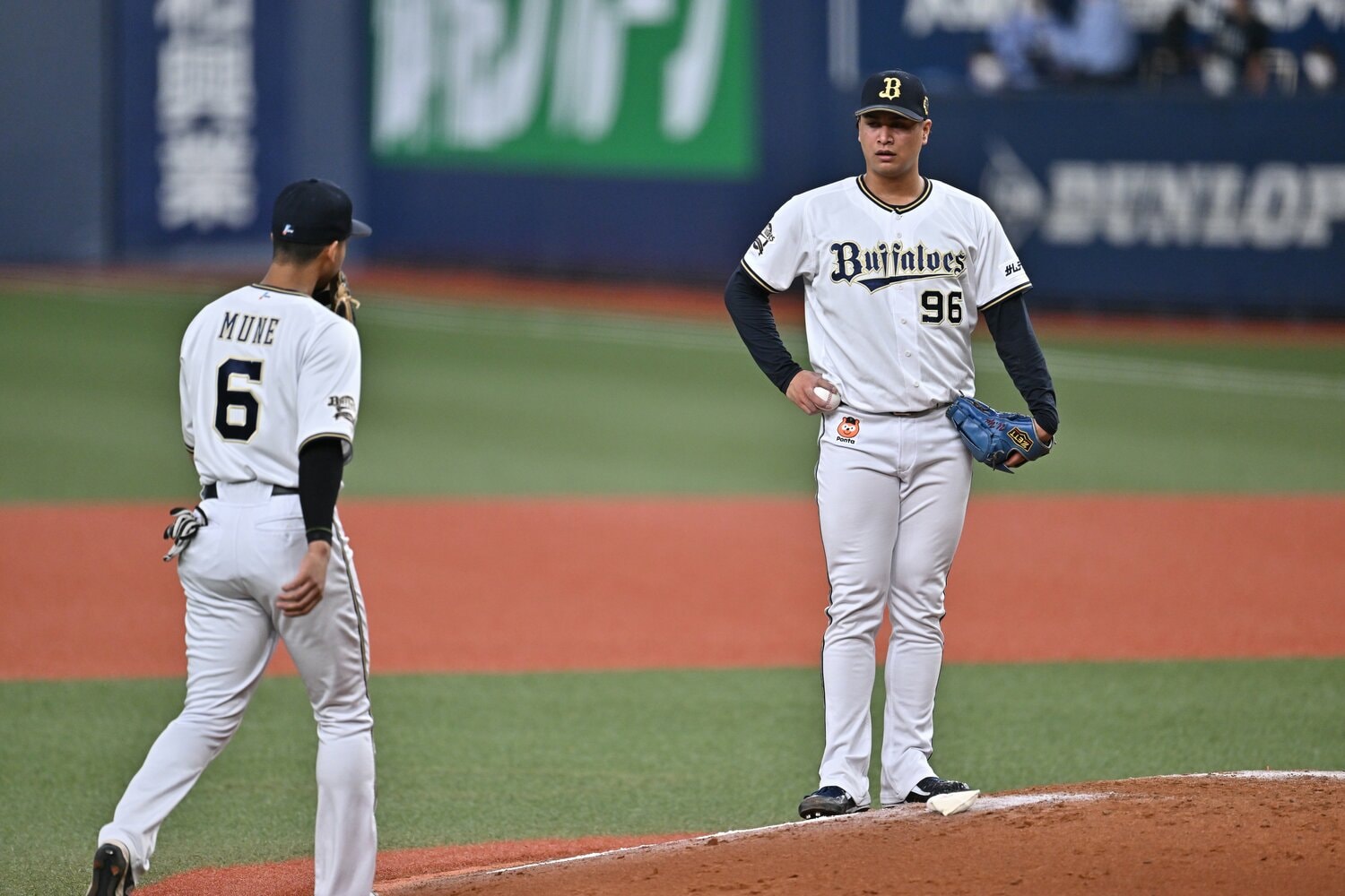 マウンドの宇田川のもとへ歩み寄る宗 ©︎Hideki Sugiyama