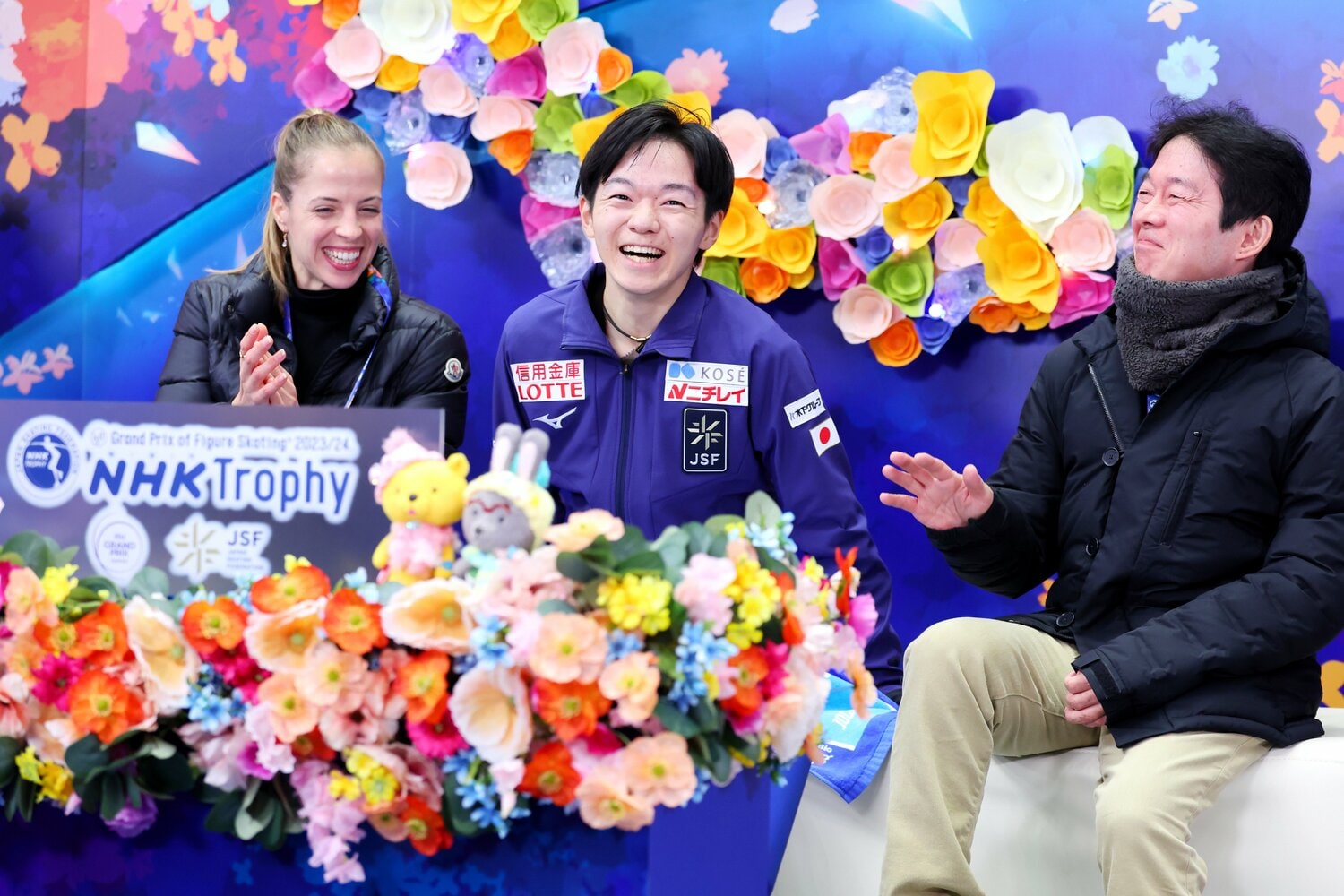 NHK杯ショートで今季世界最高得点に喜ぶ鍵山優真、鍵山の父・正和コーチ（右）、カロリーナ・コストナー・コーチ　©︎AFLO