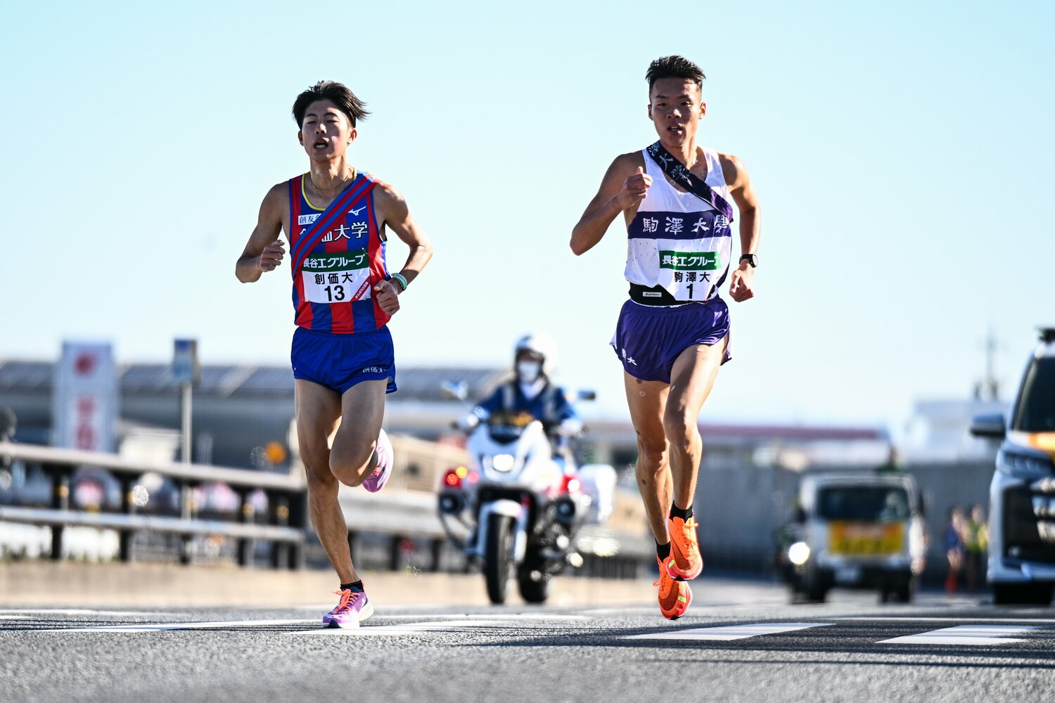 駒大・佐藤と並走する葛西（左）　©Nanae Suzuki