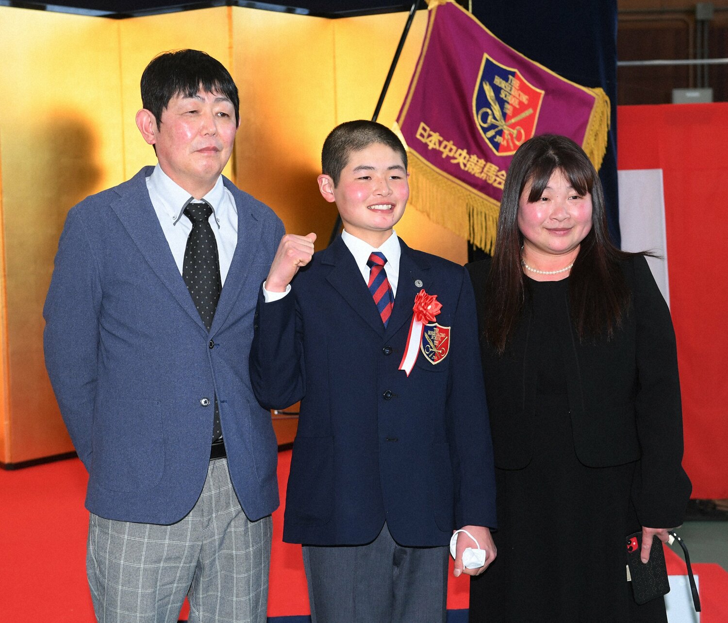 元騎手で調教師の父・輝彦さん(左)と元騎手の母・広美さん。競馬学校の卒業式で親子3人が揃った ©NIKKAN SPORTS