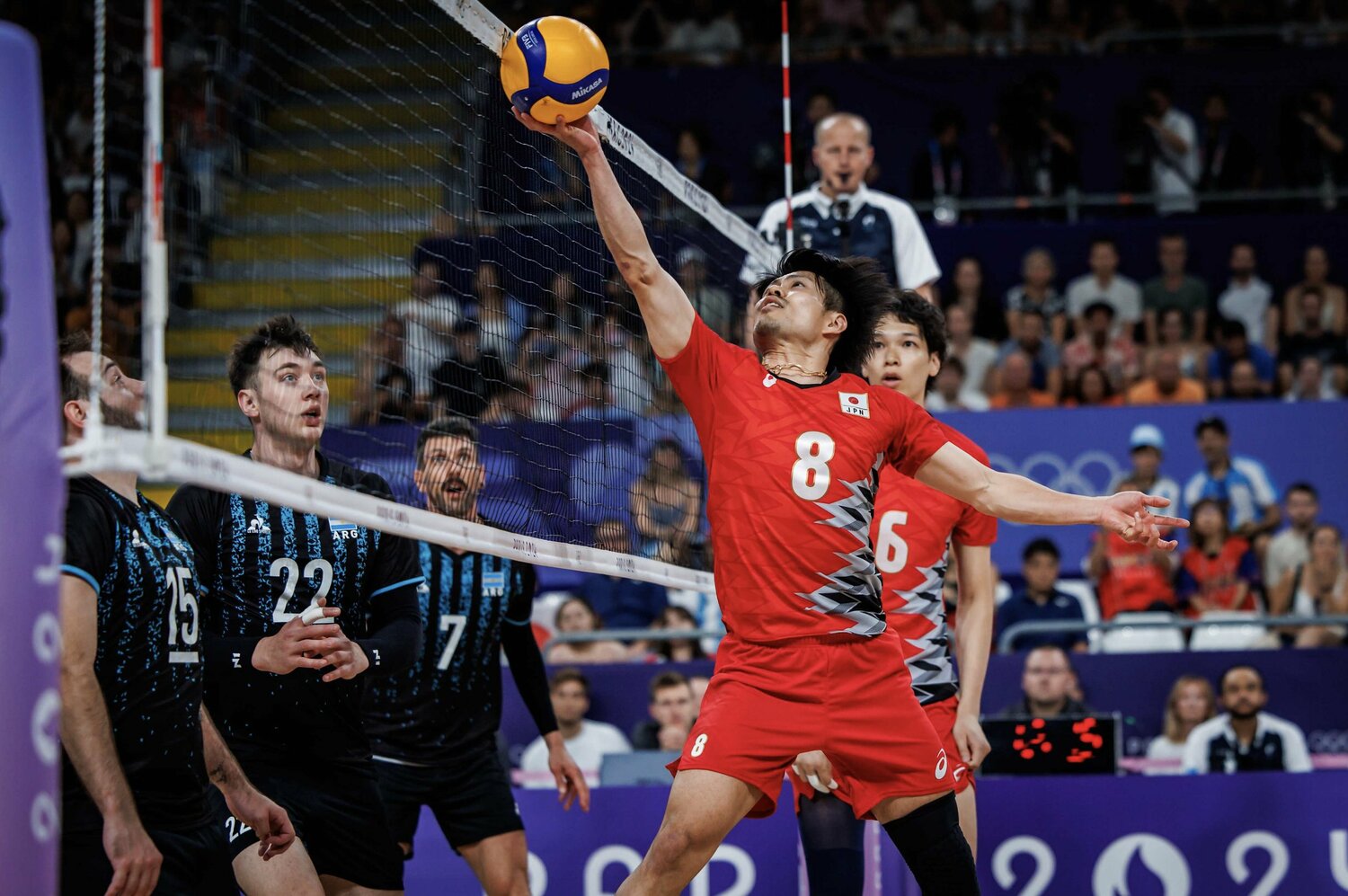 会場を沸かせた関田誠大のワンハンドトス　©︎Volleyball World