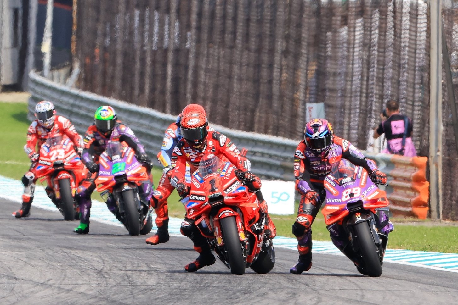 マーレシアGPで息詰まる熱戦を繰り広げたバニャイア（左）とマルティン　©Satoshi Endo