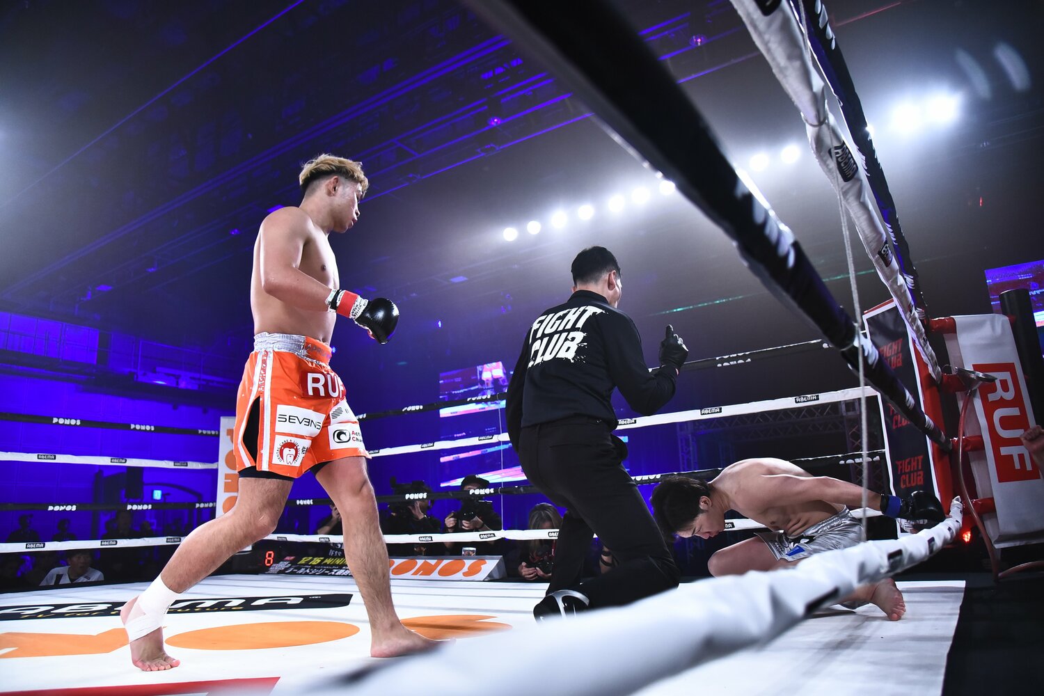 YA-MANの強烈な右ストレートを浴びて前のめりに倒れた朝倉未来 ©RISE CREATION