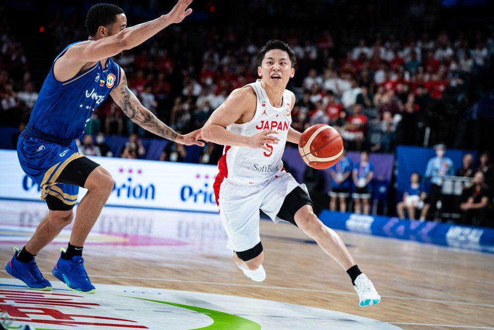 シュルーダーの「緩急」を参考にその後の試合ではキレキレのドライブを見せた　©FIBA