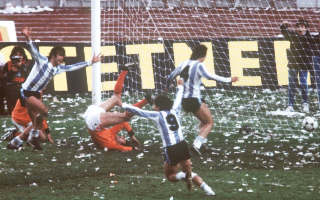 1978年W杯、オランダとの決勝戦。マリオ・ケンペス（左）のゴールで初優勝を飾った ©Getty Images