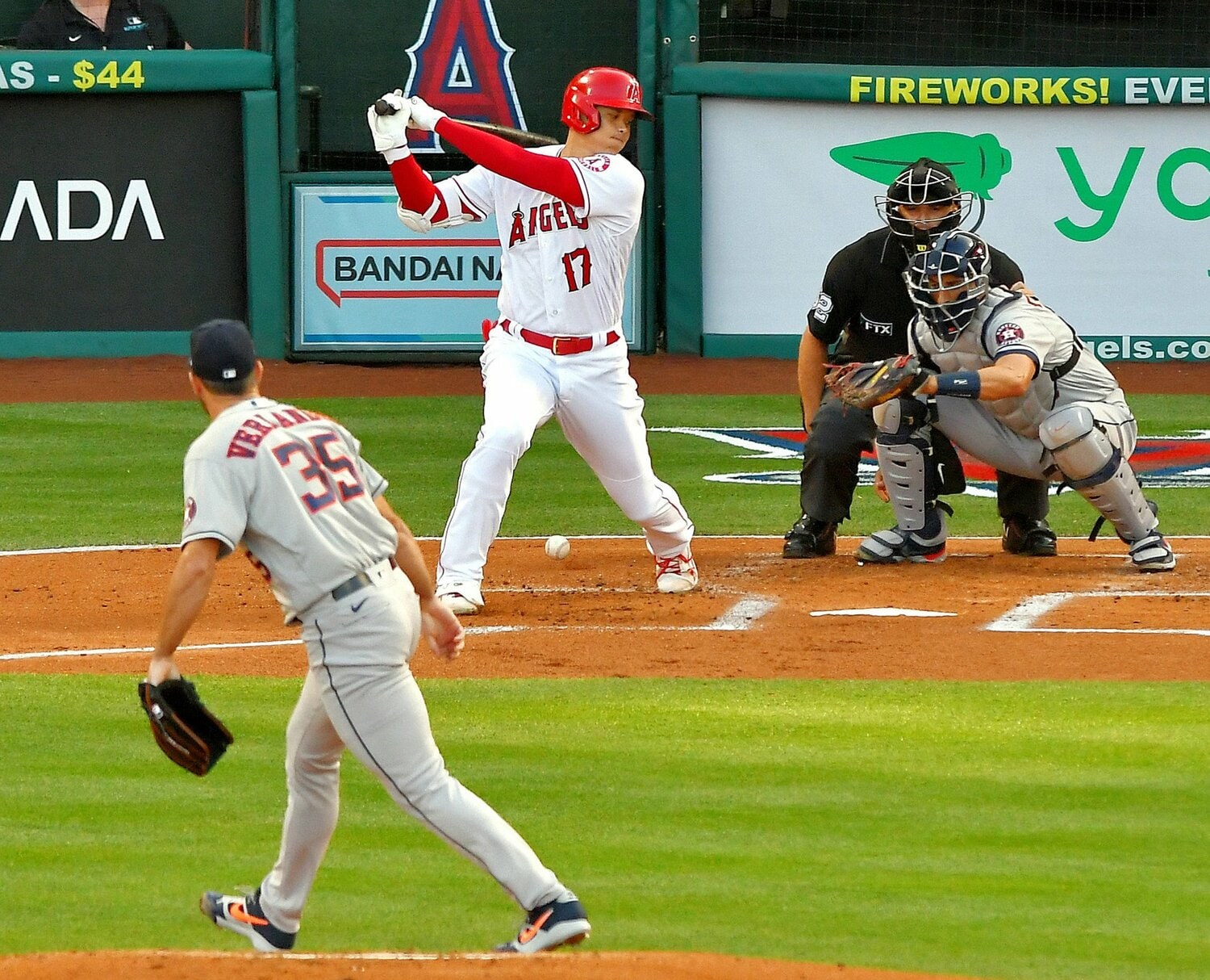 大谷翔平を三振に斬ってとるバーランダー（手前）　©JIJI PRESS