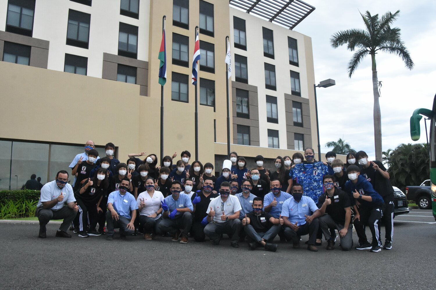 大会中、お世話になったホテルスタッフと集合写真を撮る選手たち ©︎JFA/PR