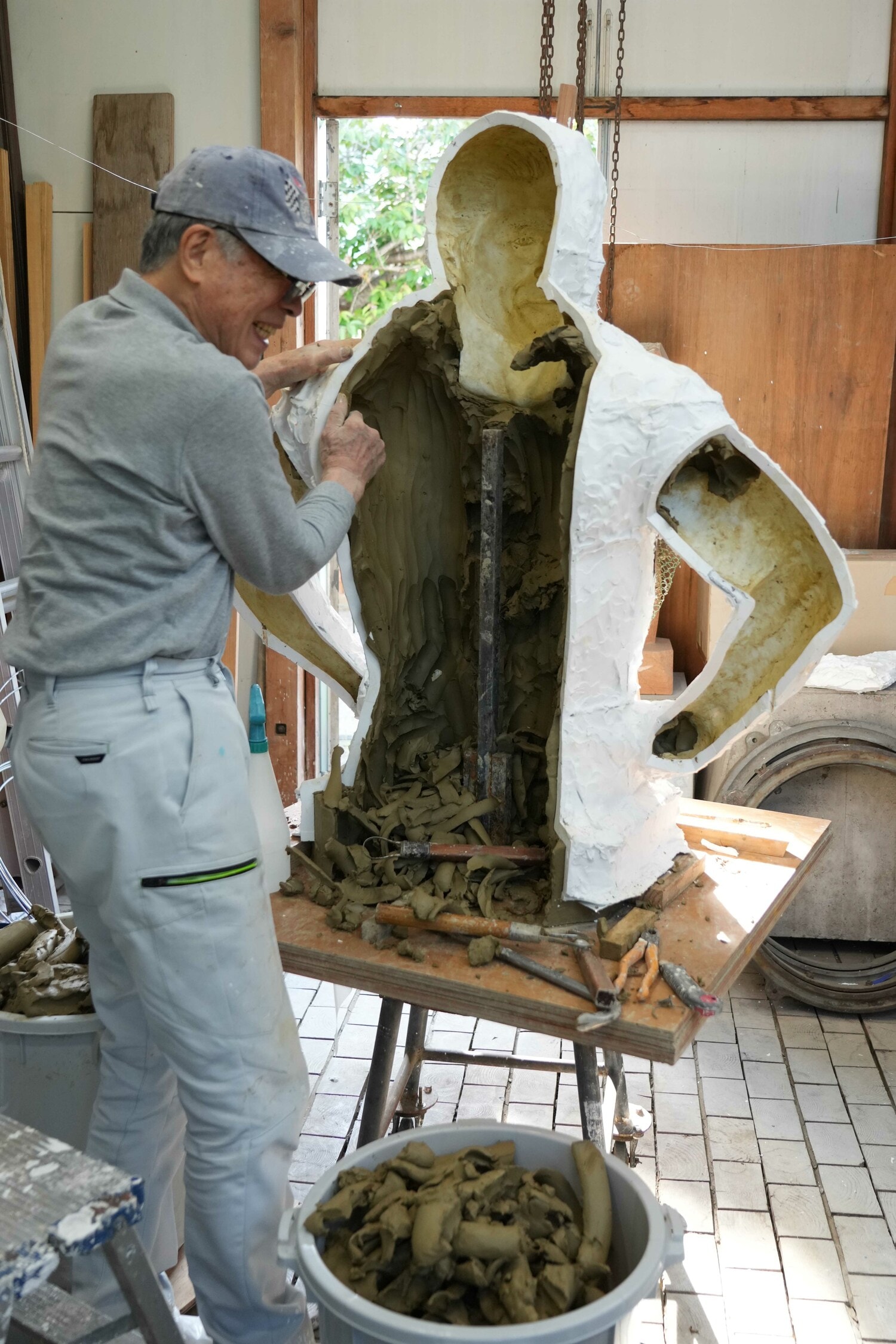表情を変える猪木に思わず笑顔を見せる井野雅文さん